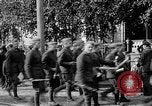 Image élever un drapeau américain à l'hôpital de la Croix Rouge Archange Russie, 1918, de la seconde 55 séquences d'archives historiques vidéo 65675053037