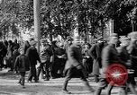 Image élever un drapeau américain à l'hôpital de la Croix Rouge Archange Russie, 1918, de la seconde 56 séquences d'archives historiques vidéo 65675053037
