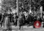 Image élever un drapeau américain à l'hôpital de la Croix Rouge Archange Russie, 1918, de la seconde 57 séquences d'archives historiques vidéo 65675053037