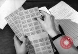 Image Des rations de viande Seconde Guerre Mondiale timbres dans United States USA, 1942, de la seconde 5 séquences d'archives historiques vidéo 65675053060