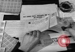 Image Des rations de viande Seconde Guerre Mondiale timbres dans United States USA, 1942, de la seconde 27 séquences d'archives historiques vidéo 65675053060