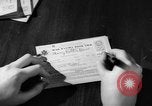 Image Des rations de viande Seconde Guerre Mondiale timbres dans United States USA, 1942, de la seconde 28 séquences d'archives historiques vidéo 65675053060