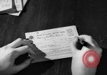 Image Des rations de viande Seconde Guerre Mondiale timbres dans United States USA, 1942, de la seconde 30 séquences d'archives historiques vidéo 65675053060