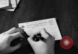 Image Des rations de viande Seconde Guerre Mondiale timbres dans United States USA, 1942, de la seconde 33 séquences d'archives historiques vidéo 65675053060