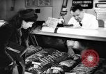 Image Des rations de viande Seconde Guerre Mondiale timbres dans United States USA, 1942, de la seconde 42 séquences d'archives historiques vidéo 65675053060