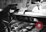 Image Des rations de viande Seconde Guerre Mondiale timbres dans United States USA, 1942, de la seconde 43 séquences d'archives historiques vidéo 65675053060