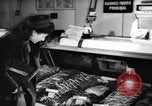 Image Des rations de viande Seconde Guerre Mondiale timbres dans United States USA, 1942, de la seconde 44 séquences d'archives historiques vidéo 65675053060
