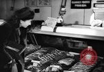 Image Des rations de viande Seconde Guerre Mondiale timbres dans United States USA, 1942, de la seconde 45 séquences d'archives historiques vidéo 65675053060