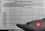 Image Des rations de viande Seconde Guerre Mondiale timbres dans United States USA, 1942, de la seconde 56 séquences d'archives historiques vidéo 65675053060