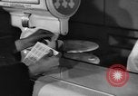 Image Des rations de viande Seconde Guerre Mondiale timbres dans United States USA, 1942, de la seconde 60 séquences d'archives historiques vidéo 65675053060