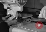 Image Des rations de viande Seconde Guerre Mondiale timbres dans United States USA, 1942, de la seconde 62 séquences d'archives historiques vidéo 65675053060