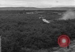 Immagine di Campana 30 elicottero la spruzzatura di pesticidi United States USA, 1942, secondo 13 filmato di repertorio 65675053061