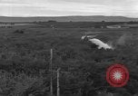 Immagine di Campana 30 elicottero la spruzzatura di pesticidi United States USA, 1942, secondo 17 filmato di repertorio 65675053061