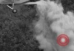 Immagine di Campana 30 elicottero la spruzzatura di pesticidi United States USA, 1942, secondo 31 filmato di repertorio 65675053061