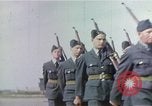 Standbild britischen und der United States Army Air Force Personal Vereinigtes Königreich, 1942, aus Sekunde 26 historischem Filmmaterial Videoclip 65675053115