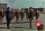 Standbild britischen und der United States Army Air Force Personal Vereinigtes Königreich, 1942, aus Sekunde 57 historischem Filmmaterial Videoclip 65675053115