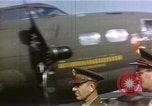 Immagine di Memphis Belle ispezione Regno Unito, 1942, secondo 16 filmato di repertorio 65675053119