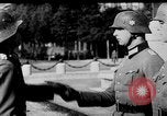 Immagine di Truppe tedesche decorate Parigi Francia, 1940, secondo 29 filmato di repertorio 65675053121