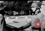 Immagine di Truppe tedesche decorate Parigi Francia, 1940, secondo 30 filmato di repertorio 65675053121