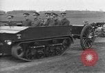 Standbild Live Fire Demonstrationen bei der British Army Royal School of Artillerie Salisbury England, 1936, aus Sekunde 13 historischem Filmmaterial Videoclip 65675053131