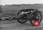Standbild Live Fire Demonstrationen bei der British Army Royal School of Artillerie Salisbury England, 1936, aus Sekunde 16 historischem Filmmaterial Videoclip 65675053131