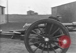 Standbild Live Fire Demonstrationen bei der British Army Royal School of Artillerie Salisbury England, 1936, aus Sekunde 18 historischem Filmmaterial Videoclip 65675053131