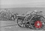 Standbild Live Fire Demonstrationen bei der British Army Royal School of Artillerie Salisbury England, 1936, aus Sekunde 45 historischem Filmmaterial Videoclip 65675053131