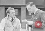 Standbild RAF-Piloten Briefing in der Schlacht von Großbritannien Vereinigtes Königreich, 1940, aus Sekunde 31 historischem Filmmaterial Videoclip 65675053160