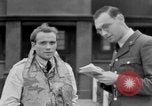 Standbild RAF-Piloten Briefing in der Schlacht von Großbritannien Vereinigtes Königreich, 1940, aus Sekunde 33 historischem Filmmaterial Videoclip 65675053160