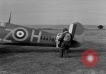 Standbild RAF Pilot läuft auf Ebene auf Alert Vereinigtes Königreich, 1940, aus Sekunde 3 historischem Filmmaterial Videoclip 65675053161