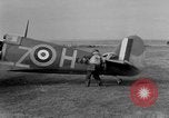Standbild RAF Pilot läuft auf Ebene auf Alert Vereinigtes Königreich, 1940, aus Sekunde 4 historischem Filmmaterial Videoclip 65675053161