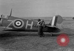Standbild RAF Pilot läuft auf Ebene auf Alert Vereinigtes Königreich, 1940, aus Sekunde 5 historischem Filmmaterial Videoclip 65675053161