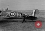 Standbild RAF Pilot läuft auf Ebene auf Alert Vereinigtes Königreich, 1940, aus Sekunde 6 historischem Filmmaterial Videoclip 65675053161