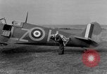 Standbild RAF Pilot läuft auf Ebene auf Alert Vereinigtes Königreich, 1940, aus Sekunde 7 historischem Filmmaterial Videoclip 65675053161