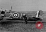 Standbild RAF Pilot läuft auf Ebene auf Alert Vereinigtes Königreich, 1940, aus Sekunde 8 historischem Filmmaterial Videoclip 65675053161