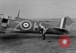 Standbild RAF Pilot läuft auf Ebene auf Alert Vereinigtes Königreich, 1940, aus Sekunde 9 historischem Filmmaterial Videoclip 65675053161