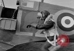 Standbild RAF Pilot läuft auf Ebene auf Alert Vereinigtes Königreich, 1940, aus Sekunde 10 historischem Filmmaterial Videoclip 65675053161