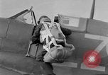 Standbild RAF Pilot läuft auf Ebene auf Alert Vereinigtes Königreich, 1940, aus Sekunde 11 historischem Filmmaterial Videoclip 65675053161