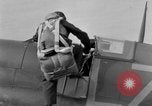 Standbild RAF Pilot läuft auf Ebene auf Alert Vereinigtes Königreich, 1940, aus Sekunde 12 historischem Filmmaterial Videoclip 65675053161