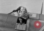 Standbild RAF Pilot läuft auf Ebene auf Alert Vereinigtes Königreich, 1940, aus Sekunde 13 historischem Filmmaterial Videoclip 65675053161