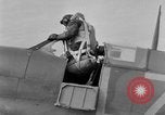 Standbild RAF Pilot läuft auf Ebene auf Alert Vereinigtes Königreich, 1940, aus Sekunde 14 historischem Filmmaterial Videoclip 65675053161