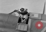 Standbild RAF Pilot läuft auf Ebene auf Alert Vereinigtes Königreich, 1940, aus Sekunde 15 historischem Filmmaterial Videoclip 65675053161