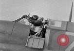 Standbild RAF Pilot läuft auf Ebene auf Alert Vereinigtes Königreich, 1940, aus Sekunde 16 historischem Filmmaterial Videoclip 65675053161