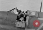 Standbild RAF Pilot läuft auf Ebene auf Alert Vereinigtes Königreich, 1940, aus Sekunde 17 historischem Filmmaterial Videoclip 65675053161