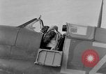 Standbild RAF Pilot läuft auf Ebene auf Alert Vereinigtes Königreich, 1940, aus Sekunde 18 historischem Filmmaterial Videoclip 65675053161