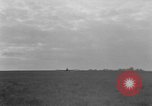 Standbild RAF Pilot läuft auf Ebene auf Alert Vereinigtes Königreich, 1940, aus Sekunde 19 historischem Filmmaterial Videoclip 65675053161