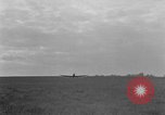 Standbild RAF Pilot läuft auf Ebene auf Alert Vereinigtes Königreich, 1940, aus Sekunde 20 historischem Filmmaterial Videoclip 65675053161
