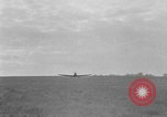 Standbild RAF Pilot läuft auf Ebene auf Alert Vereinigtes Königreich, 1940, aus Sekunde 21 historischem Filmmaterial Videoclip 65675053161