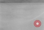 Standbild RAF Pilot läuft auf Ebene auf Alert Vereinigtes Königreich, 1940, aus Sekunde 22 historischem Filmmaterial Videoclip 65675053161