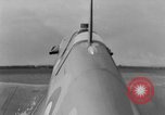 Standbild RAF Pilot läuft auf Ebene auf Alert Vereinigtes Königreich, 1940, aus Sekunde 23 historischem Filmmaterial Videoclip 65675053161